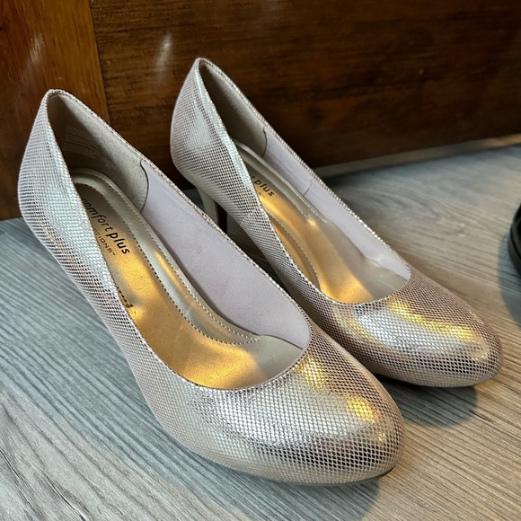 ComfortPlus by Predictions Gold Heels 8 - Picture 2 of 3
